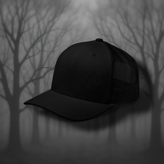 Schwarze Trucker Cap mit schwarzem Cultural Carnage Apparel Logo, Mesh-Rückseite und Snapback-Verschluss – klassische Gothic Streetwear Kopfbedeckung