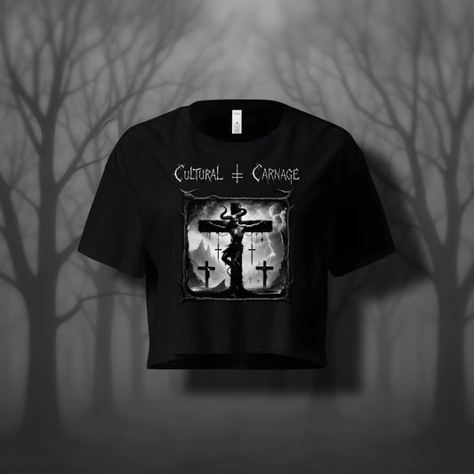 Schwarzes Gothic Crop-Top mit düsterem Backprint: skelettierter Dämon mit Hörnern am Kreuz, umgeben von Kreuzen und Blitzen, apokalyptische Landschaft mit Vulkanen und dunklen Wolken im Hintergrund. Weißer Schriftzug "Cultural Carnage" darüber