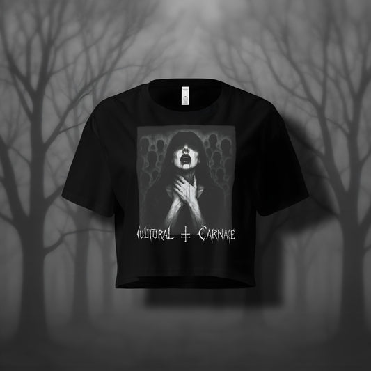 Schwarzes Gothic Crop-Top mit düsterem Backprint: Frau mit langen, dunklen Haaren und blutigem Mund, die sich den Hals hält, im Hintergrund schemenhafte Menschenmengen. Weißer Schriftzug "Cultural Carnage" darunter