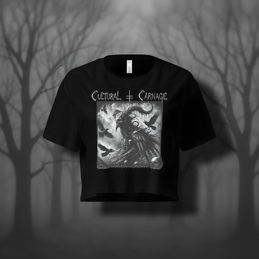 Schwarzes Gothic Crop-Top mit düsterem Backprint: vogelartiger, gehörnter Dämon im Mantel, umgeben von fliegenden Raben, Schädel im Vordergrund. Weißer Schriftzug "Cultural Carnage" darüber
