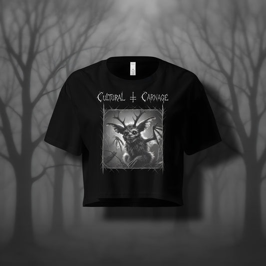 Schwarzes Gothic Crop-Top mit düsterem Backprint: Jackalope-Kreatur mit Geweih, großen Ohren und leuchtenden Augen, umgeben von Dornenrahmen und kahlen Ästen. Weißer Schriftzug "Cultural Carnage" darüber 