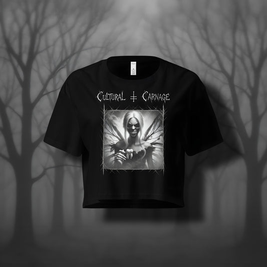 Schwarzes Gothic Crop-Top mit düsterem Backprint: dämonische Zahnfee mit langen Haaren, gezacktem Mund voller scharfer Zähne, dunklen Feenflügeln und herausgerissenen Zähnen in den Händen. Weißer Schriftzug "Cultural Carnage" darüber