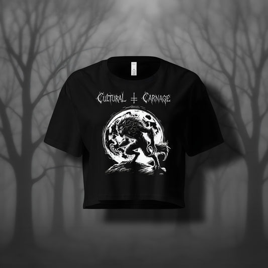 Schwarzes Gothic Crop-Top mit düsterem Backprint: furchteinflößender Werwolf mit gesträubtem Fell vor großem, vollmondbeleuchtetem Hintergrund. Weißer Schriftzug "Cultural Carnage" darüber