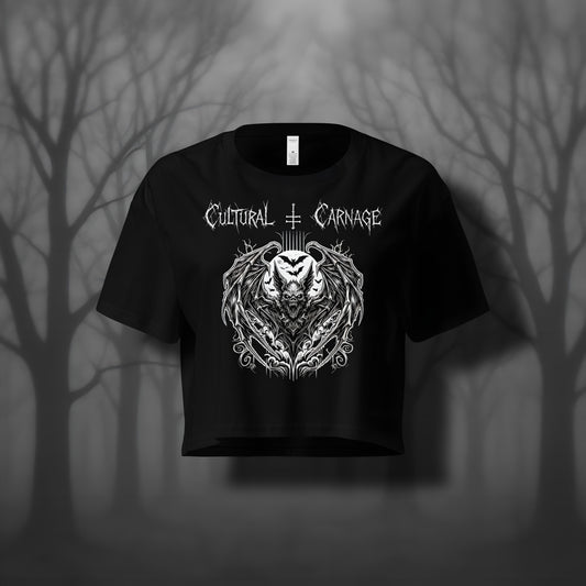 Schwarzes Gothic Crop-Top mit düsterem Backprint: dämonische Fledermaus, eingerahmt von ornamentalen Mustern, weitere Silhouetten von Fledermäusen im Vollmondlicht. Weißer Schriftzug "Cultural Carnage" darüber