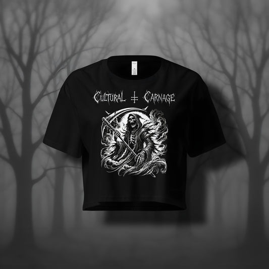 Schwarzes Gothic Crop-Top mit düsterem Backprint: Sensenmann mit Kapuze und knochigem Gesicht, große Sende in den Händen, von Nebelschwaden umgeben. Weißer Schriftzug "Cultural Carnage" darüber 