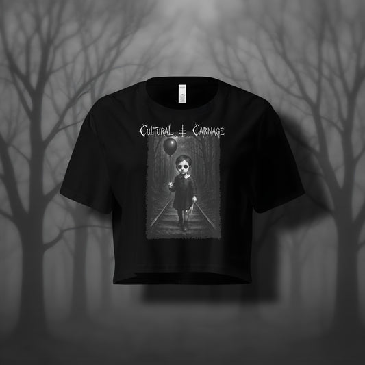 Schwarzes Gothic Crop-Top mit düsterem Backprint: unheimliches Kind in dunklem Kleid mit leeren Augenhöhlen und schwarzem Ballon, stehend auf Bahngleisen in einem düsteren Wald. Weißer Schriftzug "Cultural Carnage" darüber