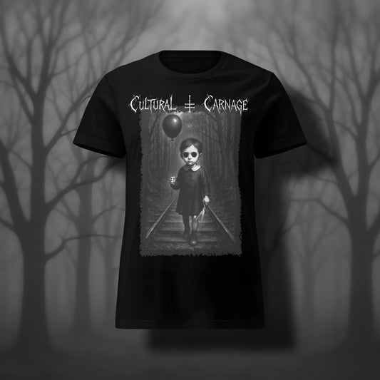 Schwarzes Damen Gothic T-Shirt mit düsterem Frontprint: unheimliches Kind in dunklem Kleid mit leeren Augenhöhlen und schwarzem Ballon, stehend auf Bahngleisen in einem düsteren Wald. Weißer Schriftzug "Cultural Carnage" darüber
