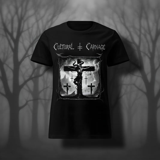 Schwarzes Damen Gothic T-Shirt mit düsterem Frontprint: skelettierter Dämon mit Hörnern am Kreuz, umgeben von Kreuzen und Blitzen, apokalyptische Landschaft mit Vulkanen und dunklen Wolken im Hintergrund. Weißer Schriftzug "Cultural Carnage" darüber