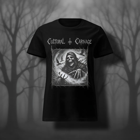 Schwarzes Damen Gothic T-Shirt mit düsterem Frontprint: geisterhafte Sandmann-Gestalt mit Kapuze und knöchernen Händen, umgeben von Raben, Mond und Dornenrahmen. Weißer Schriftzug "Cultural Carnage" darüber