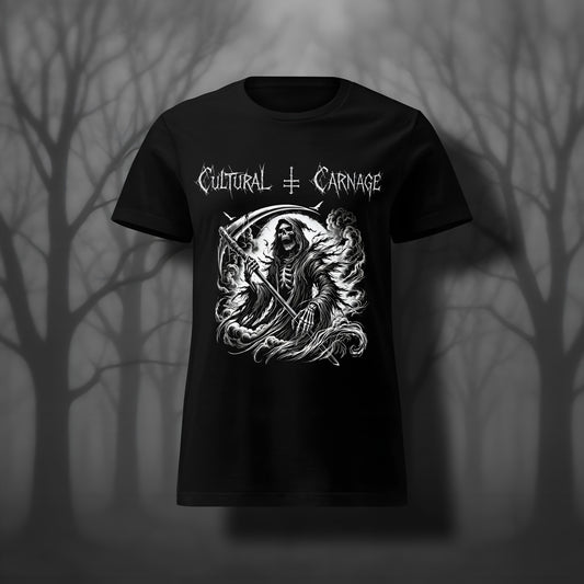 Schwarzes Damen Gothic T-Shirt mit düsterem Frontprint: Sensenmann mit Kapuze und knochigem Gesicht, große Sende in den Händen, von Nebelschwaden umgeben. Weißer Schriftzug "Cultural Carnage" darüber 