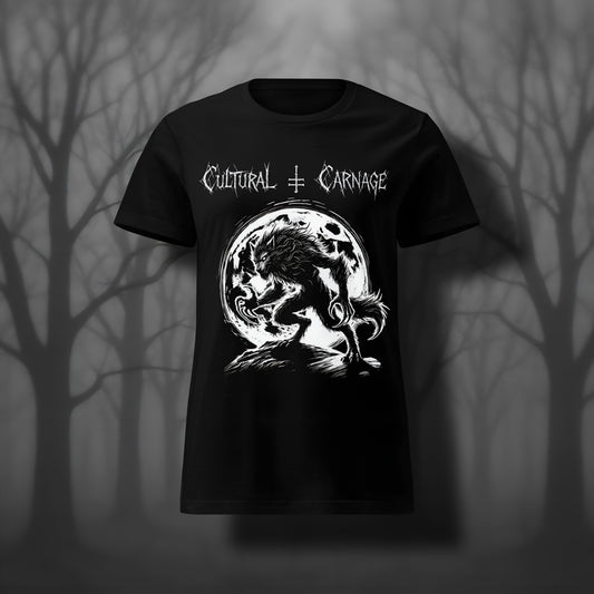 Schwarzes Damen Gothic T-Shirt mit düsterem Frontprint: furchteinflößender Werwolf mit gesträubtem Fell vor großem, vollmondbeleuchtetem Hintergrund. Weißer Schriftzug "Cultural Carnage" darüber