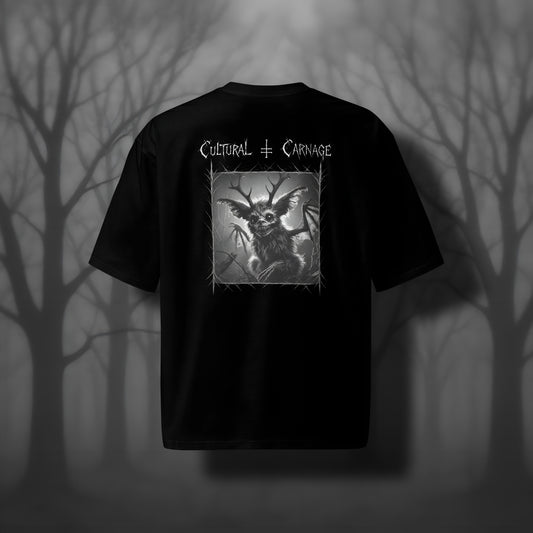 Schwarzes Oversized Gothic Shirt mit düsterem Backprint: Jackalope-Kreatur mit Geweih, großen Ohren und leuchtenden Augen, umgeben von Dornenrahmen und kahlen Ästen. Weißer Schriftzug "Cultural Carnage" darüber 