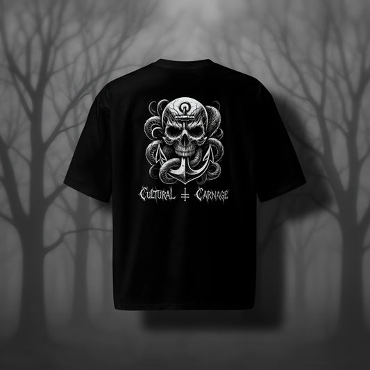 Schwarzes Oversized Gothic Shirt mit düsterem Backprint: großer Totenschädel mit Rissen, umgeben von Tentakeln, mit einem  Anker durchdrungen. Weißer Schriftzug "Cultural Carnage" darunter