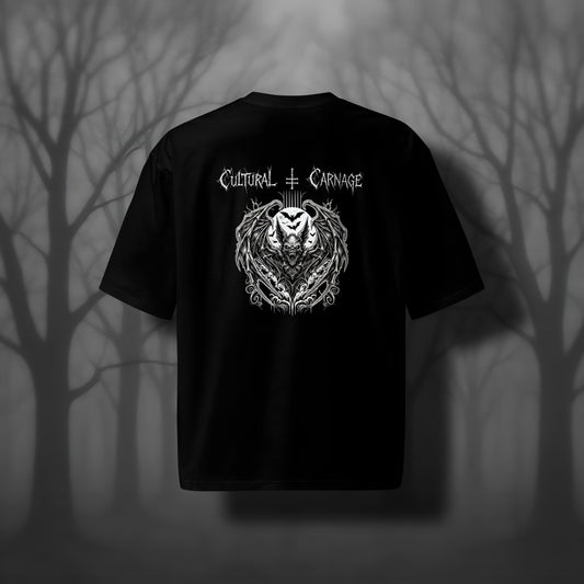 Schwarzes Oversized Gothic Shirt mit düsterem Backprint: dämonische Fledermaus, eingerahmt von ornamentalen Mustern, weitere Silhouetten von Fledermäusen im Vollmondlicht. Weißer Schriftzug "Cultural Carnage" darüber