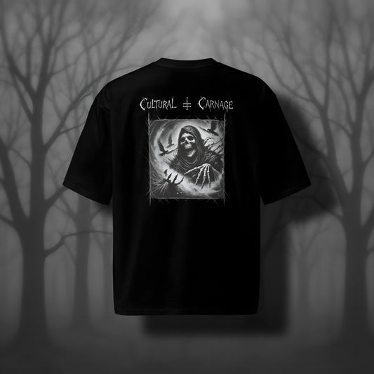 Schwarzes Oversized Gothic Shirt mit düsterem Backprint: geisterhafte Sandmann-Gestalt mit Kapuze und knöchernen Händen, umgeben von Raben, Mond und Dornenrahmen. Weißer Schriftzug "Cultural Carnage" darüber