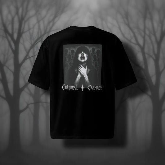 Schwarzes Oversized Gothic Shirt mit düsterem Backprint: Frau mit langen, dunklen Haaren und blutigem Mund, die sich den Hals hält, im Hintergrund schemenhafte Menschenmengen. Weißer Schriftzug "Cultural Carnage" darunter