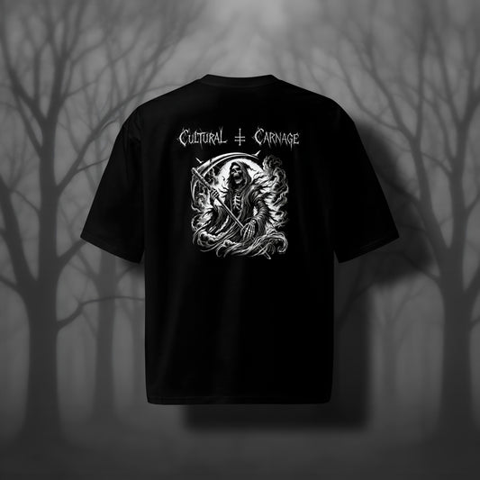 Schwarzes Oversized Gothic Shirt mit düsterem Backprint: Sensenmann mit Kapuze und knochigem Gesicht, große Sende in den Händen, von Nebelschwaden umgeben. Weißer Schriftzug "Cultural Carnage" darüber 