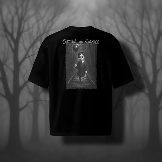 Schwarzes Oversized Gothic Shirt mit düsterem Backprint: unheimliches Kind in dunklem Kleid mit leeren Augenhöhlen und schwarzem Ballon, stehend auf Bahngleisen in einem düsteren Wald. Weißer Schriftzug "Cultural Carnage" darüber