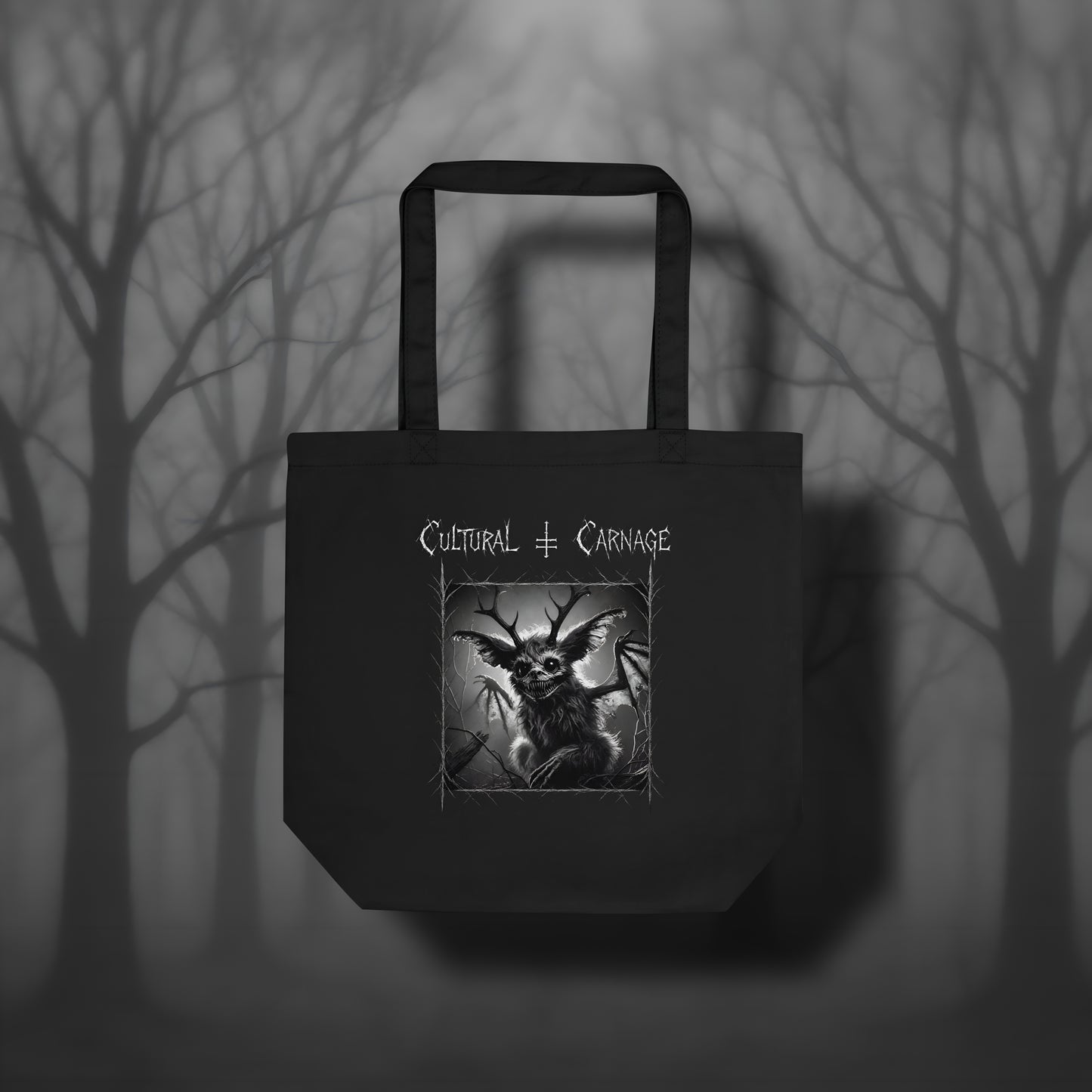 Schwarze Stofftasche mit düsterem Print: Jackalope-Kreatur mit Geweih, großen Ohren und leuchtenden Augen, umgeben von Dornenrahmen und kahlen Ästen; weißer Schriftzug "Cultural Carnage" darüber 
