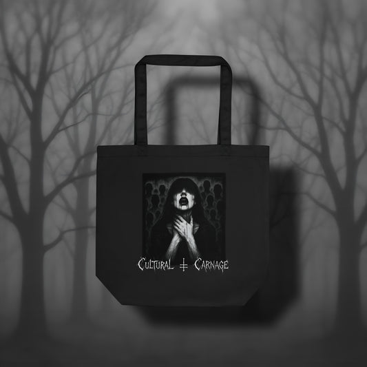 Schwarze Stofftasche mit düsterem Print: Frau mit langen, dunklen Haaren und blutigem Mund, die sich den Hals hält, im Hintergrund schemenhafte Menschenmengen; weißer Schriftzug "Cultural Carnage" darunter
