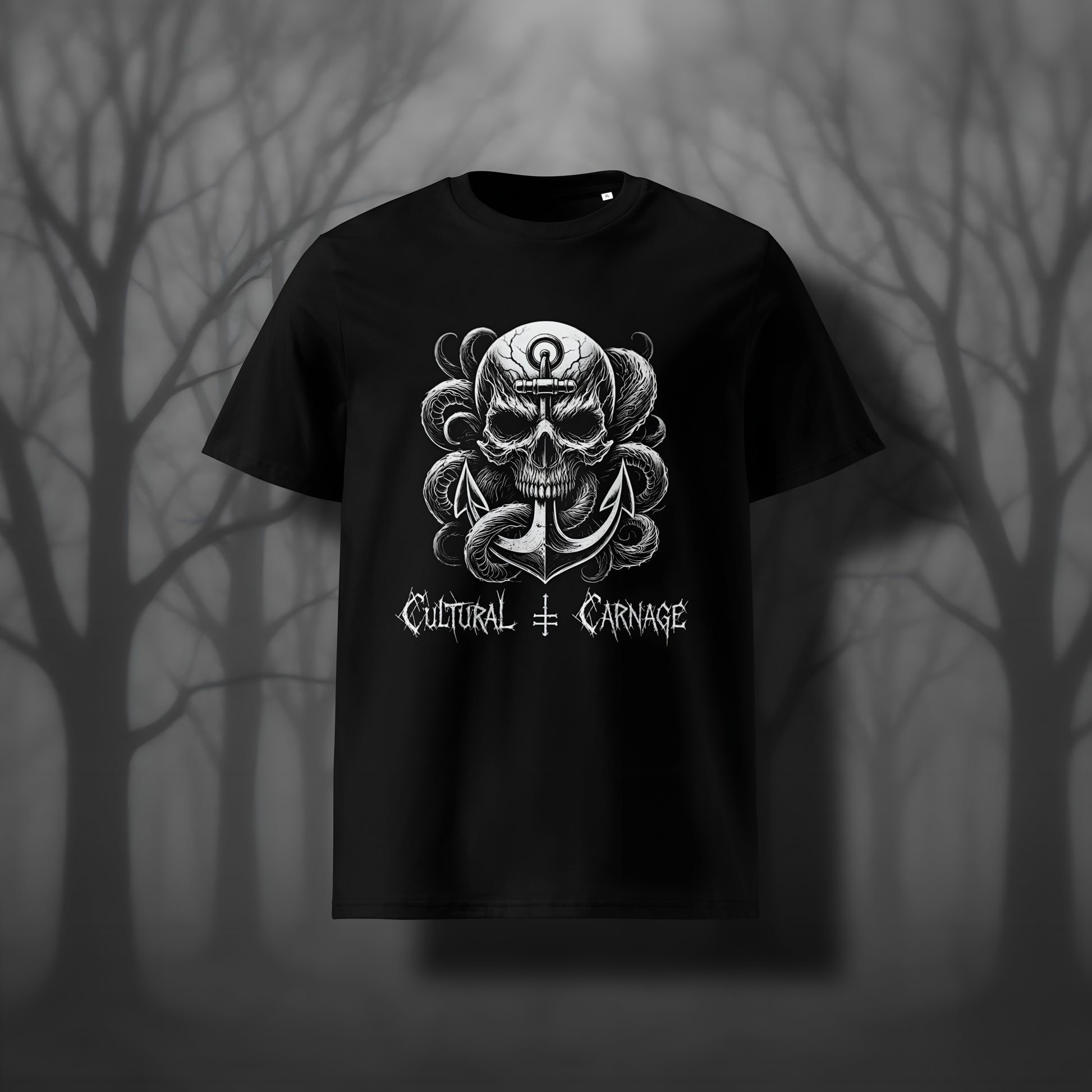 Schwarzes Unisex Gothic T-Shirt mit düsterem Frontprint: großer Totenschädel mit Rissen, umgeben von Tentakeln, mit einem  Anker durchdrungen. Weißer Schriftzug "Cultural Carnage" darunter