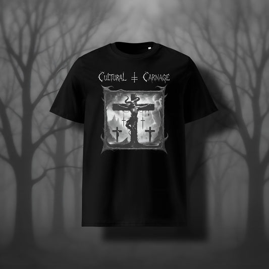 Schwarzes Unisex Gothic T-Shirt mit düsterem Frontprint: skelettierter Dämon mit Hörnern am Kreuz, umgeben von Kreuzen und Blitzen, apokalyptische Landschaft mit Vulkanen und dunklen Wolken im Hintergrund; weißer Schriftzug "Cultural Carnage" darüber