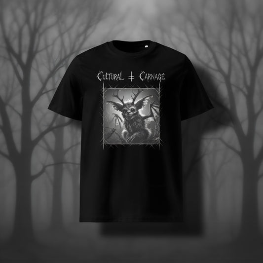 Schwarzes Unisex Gothic T-Shirt mit düsterem Frontprint: Jackalope-Kreatur mit Geweih, großen Ohren und leuchtenden Augen, umgeben von Dornenrahmen und kahlen Ästen. Weißer Schriftzug "Cultural Carnage" darüber 