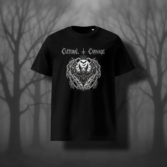 Schwarzes Unisex Gothic T-Shirt mit düsterem Frontprint: dämonische Fledermaus, eingerahmt von ornamentalen Mustern, weitere Silhouetten von Fledermäusen im Vollmondlicht. Weißer Schriftzug "Cultural Carnage" darüber