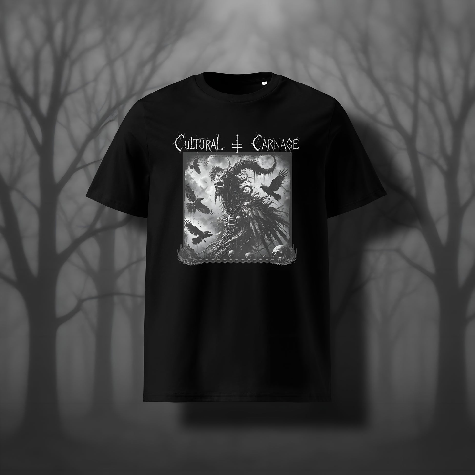 Schwarzes Unisex Gothic T-Shirt mit düsterem Frontprint: vogelartiger, gehörnter Dämon im Mantel, umgeben von fliegenden Raben, Schädel im Vordergrund; weißer Schriftzug "Cultural Carnage" darüber
