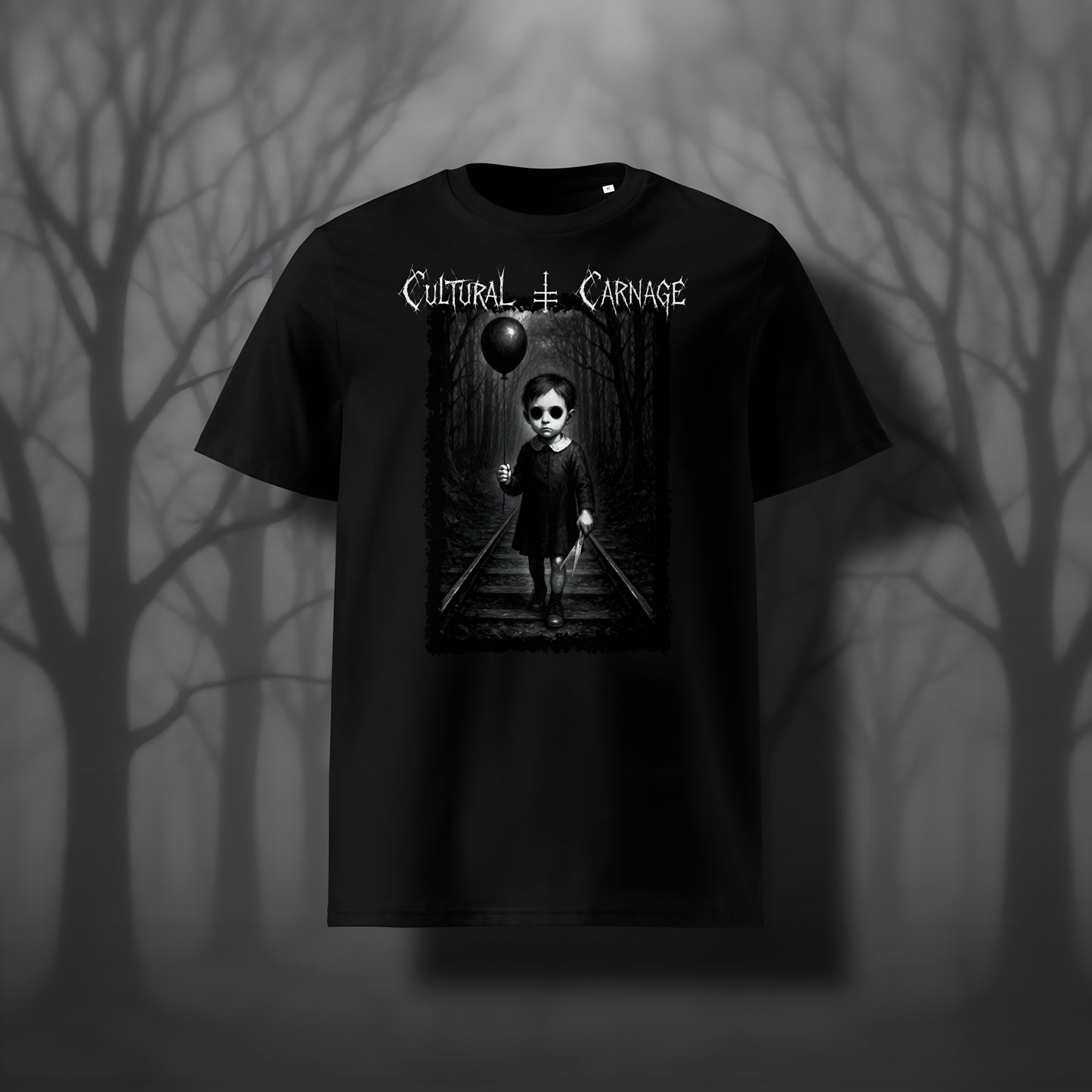 Schwarzes Unisex Gothic T-Shirt mit düsterem Frontprint: unheimliches Kind in dunklem Kleid mit leeren Augenhöhlen und schwarzem Ballon, stehend auf Bahngleisen in einem düsteren Wald; weißer Schriftzug "Cultural Carnage" darüber