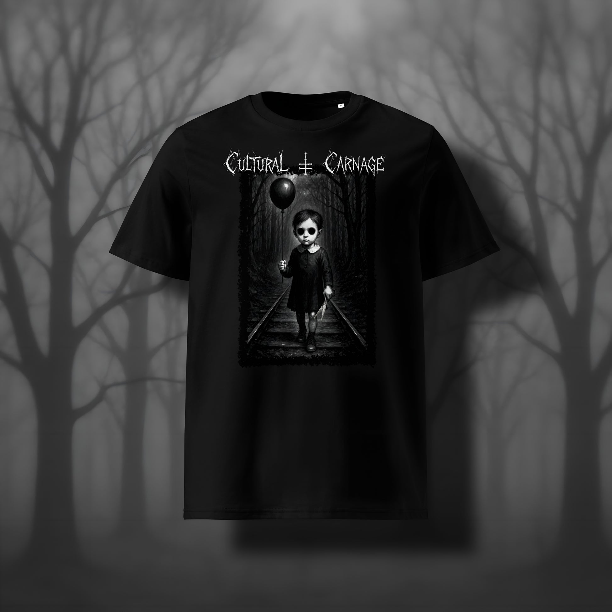 Schwarzes Unisex Gothic T-Shirt mit düsterem Frontprint: unheimliches Kind in dunklem Kleid mit leeren Augenhöhlen und schwarzem Ballon, stehend auf Bahngleisen in einem düsteren Wald; weißer Schriftzug "Cultural Carnage" darüber