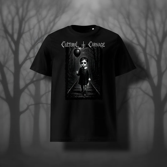Schwarzes Unisex Gothic T-Shirt mit düsterem Frontprint: unheimliches Kind in dunklem Kleid mit leeren Augenhöhlen und schwarzem Ballon, stehend auf Bahngleisen in einem düsteren Wald; weißer Schriftzug "Cultural Carnage" darüber