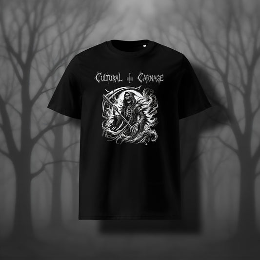 Schwarzes Unisex Gothic T-Shirt mit düsterem Frontprint: Sensenmann mit Kapuze und knochigem Gesicht, große Sende in den Händen, von Nebelschwaden umgeben; weißer Schriftzug "Cultural Carnage" darüber 
