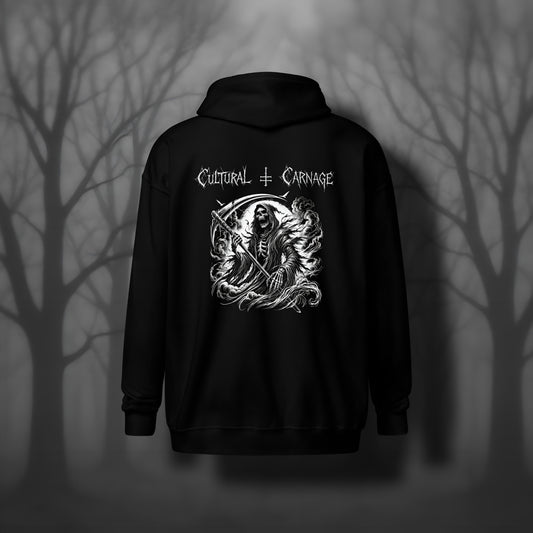Schwarzer Gothic Zip Hoodie mit düsterem Backprint: Sensenmann mit Kapuze und knochigem Gesicht, große Sende in den Händen, von Nebelschwaden umgeben; weißer Schriftzug "Cultural Carnage" darüber 