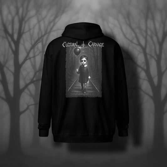 Schwarzer Gothic Zip Hoodie mit düsterem Backprint: unheimliches Kind in dunklem Kleid mit leeren Augenhöhlen und schwarzem Ballon, stehend auf Bahngleisen in einem düsteren Wald; weißer Schriftzug "Cultural Carnage" darüber