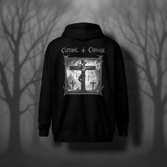 Schwarzer Gothic Zip Hoodie mit düsterem Backprint: skelettierter Dämon mit Hörnern am Kreuz, umgeben von Kreuzen und Blitzen, apokalyptische Landschaft mit Vulkanen und dunklen Wolken im Hintergrund; weißer Schriftzug "Cultural Carnage" darüber