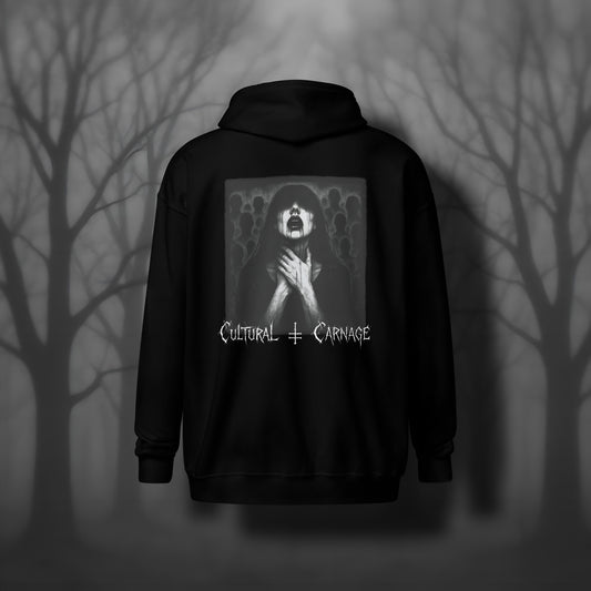 Schwarzer Gothic Zip Hoodie mit düsterem Backprint: Frau mit langen, dunklen Haaren und blutigem Mund, die sich den Hals hält, im Hintergrund schemenhafte Menschenmengen; weißer Schriftzug "Cultural Carnage" darunter