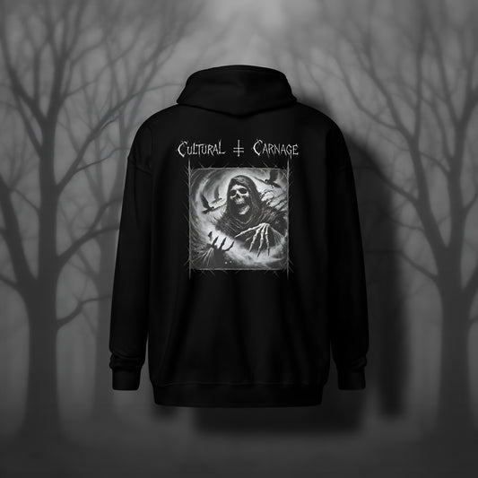 Schwarzer Gothic Zip Hoodie mit düsterem Backprint: geisterhafte Sandmann-Gestalt mit Kapuze und knöchernen Händen, umgeben von Raben, Mond und Dornenrahmen; weißer Schriftzug "Cultural Carnage" darüber
