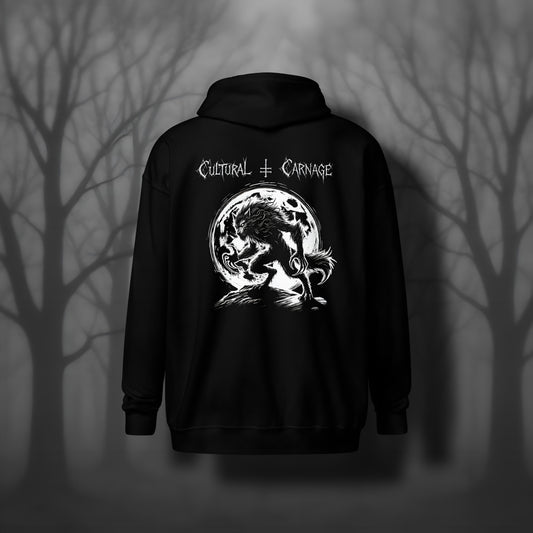 Schwarzer Gothic Zip Hoodie mit düsterem Backprint: furchteinflößender Werwolf mit gesträubtem Fell vor großem, vollmondbeleuchtetem Hintergrund; weißer Schriftzug "Cultural Carnage" darüber