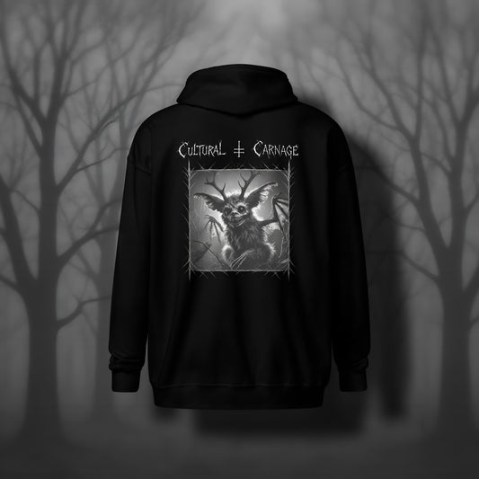Schwarzer Gothic Zip Hoodie mit düsterem Backprint: Jackalope-Kreatur mit Geweih, großen Ohren und leuchtenden Augen, umgeben von Dornenrahmen und kahlen Ästen; weißer Schriftzug "Cultural Carnage" darüber 