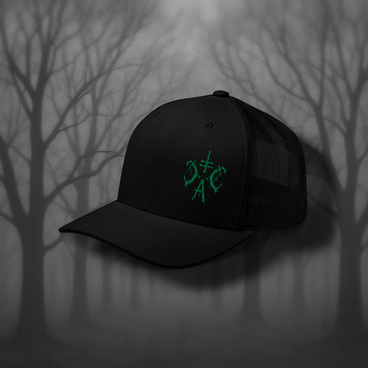 Schwarze Trucker Cap mit dunkelgrünem Cultural Carnage Apparel Logo, Mesh-Rückseite und Snapback-Verschluss – klassische Gothic Streetwear Kopfbedeckung