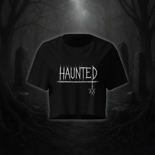 Schwarzes Crop Top mit weißem Cultural Carnage Statement „HAUNTED“ im Attitude-Design, lockere Passform und Drop Shoulders.