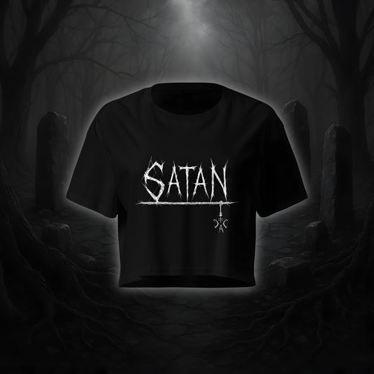 Schwarzes Crop Top mit weißem Cultural Carnage Statement „SATAN“ im Attitude-Design, lockere Passform und Drop Shoulders.