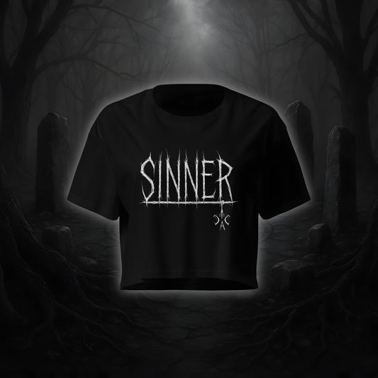 Schwarzes Crop Top mit weißem Cultural Carnage Statement „SINNER“ im Attitude-Design, lockere Passform und Drop Shoulders.
