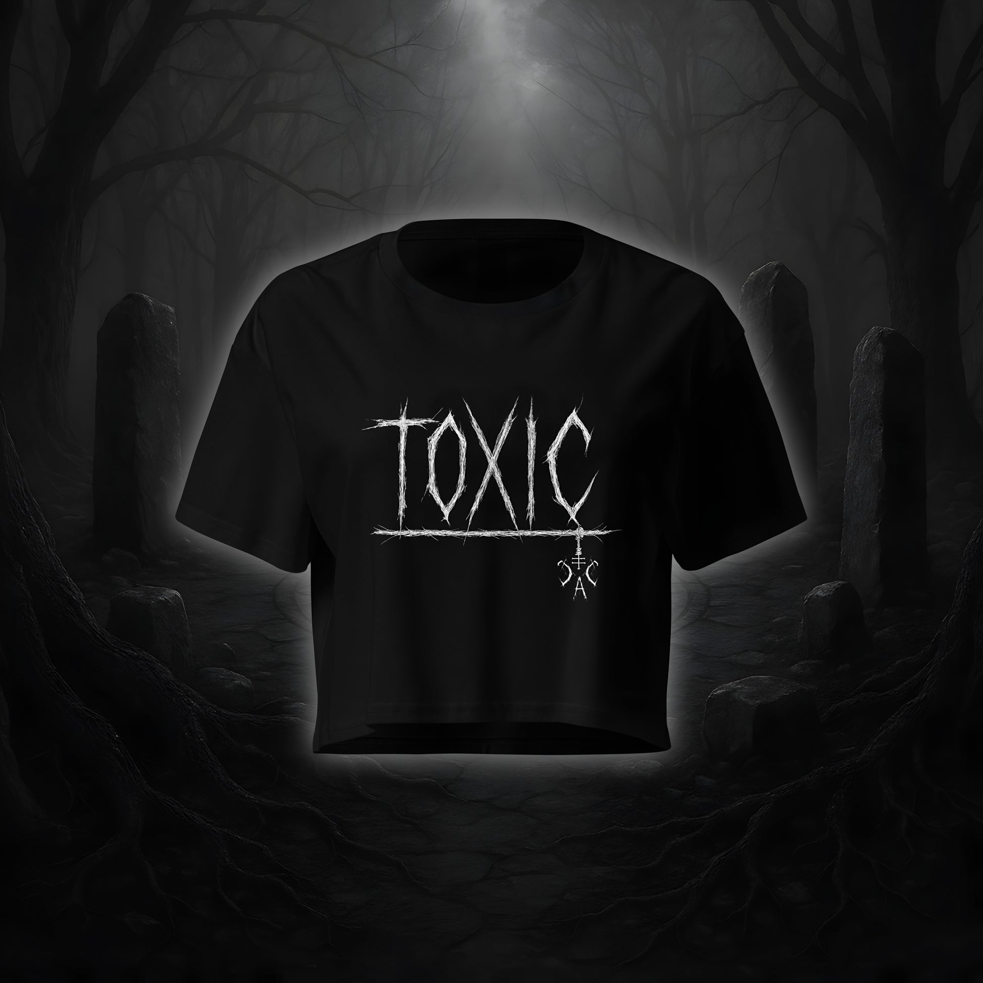 Schwarzes Crop Top mit weißem Cultural Carnage Statement „TOXIC“ im Attitude-Design, lockere Passform und Drop Shoulders.