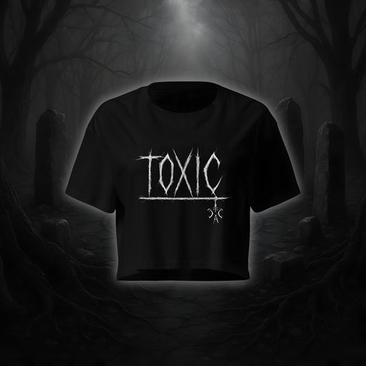 Schwarzes Crop Top mit weißem Cultural Carnage Statement „TOXIC“ im Attitude-Design, lockere Passform und Drop Shoulders.