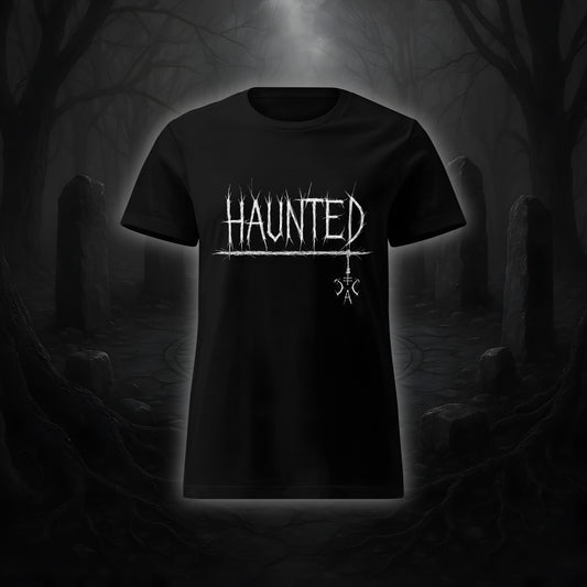 Schwarzes tailliertes Damen-T-Shirt mit weißem Cultural Carnage Statement „HAUNTED“ im Attitude-Design, 100 % Baumwolle, taillierter Schnitt.