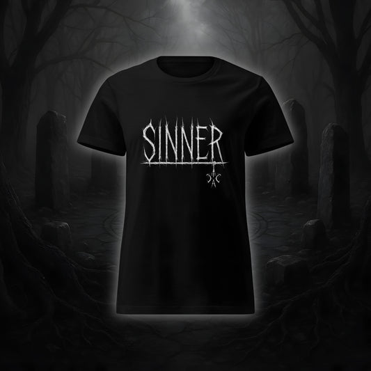 Schwarzes tailliertes Damen-T-Shirt mit weißem Cultural Carnage Statement „SINNER“ im Attitude-Design, 100 % Baumwolle, taillierter Schnitt.
