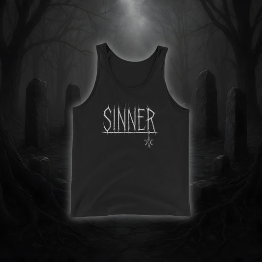 Schwarzes Tanktop mit weißem Cultural Carnage Statement „SINNER“ im Attitude-Design, lockerer Schnitt, 100 % Baumwolle.
