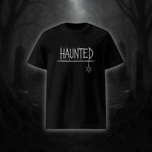 Schwarzes Unisex-T-Shirt mit weißem Cultural Carnage Statement „HAUNTED“ im Attitude-Design, 100 % Bio-Baumwolle, Medium Fit.